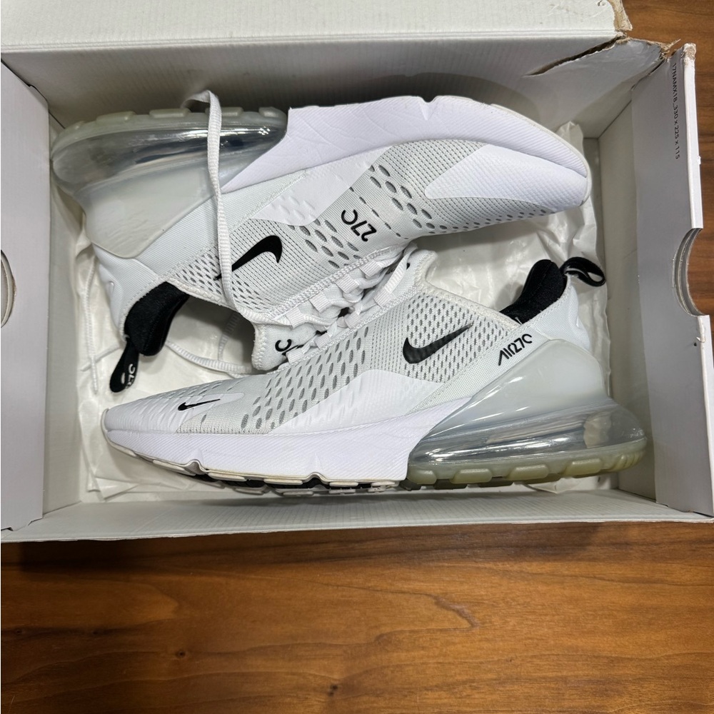 NIKE AIRMAX 270 SHOES
w/original box. box has some damage shoes are near perfect